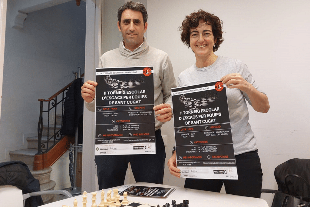 Ramon i la regidora d’Esports de Sant Cugat presentant el cartell del II Torneig Escolar d’Escacs per equips