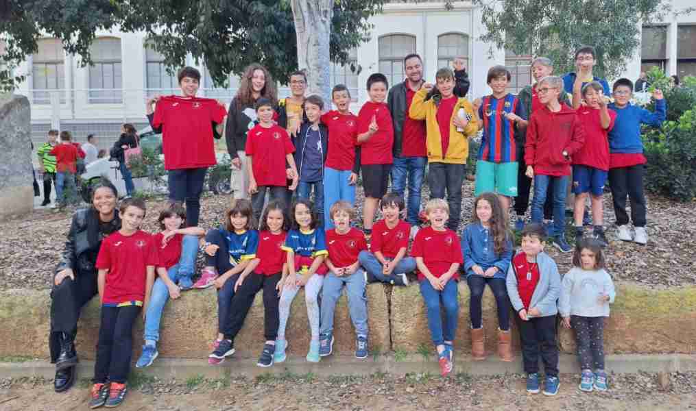 Nens i nenes jugant escacs al Club Dos Torres de Sant Cugat