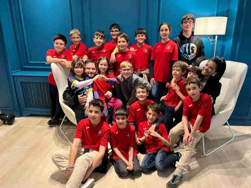 Nens i nenes jugant escacs al Club Dos Torres de Sant Cugat