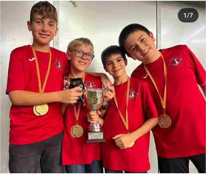 Entrega de premis a joves jugadors d’escacs del Club Dos Torres de Sant Cugat