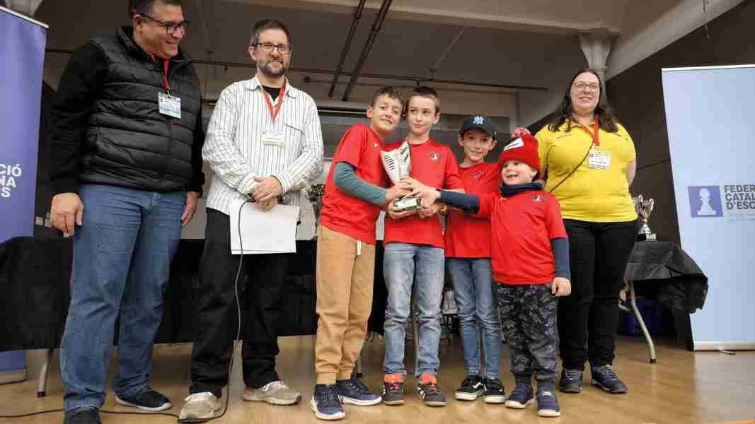 Entrega de premis a joves jugadors d’escacs del Club Dos Torres de Sant Cugat