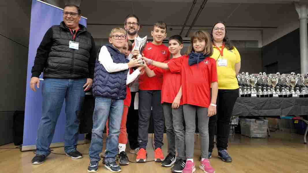 Nens i nenes jugant escacs al Club Dos Torres de Sant Cugat