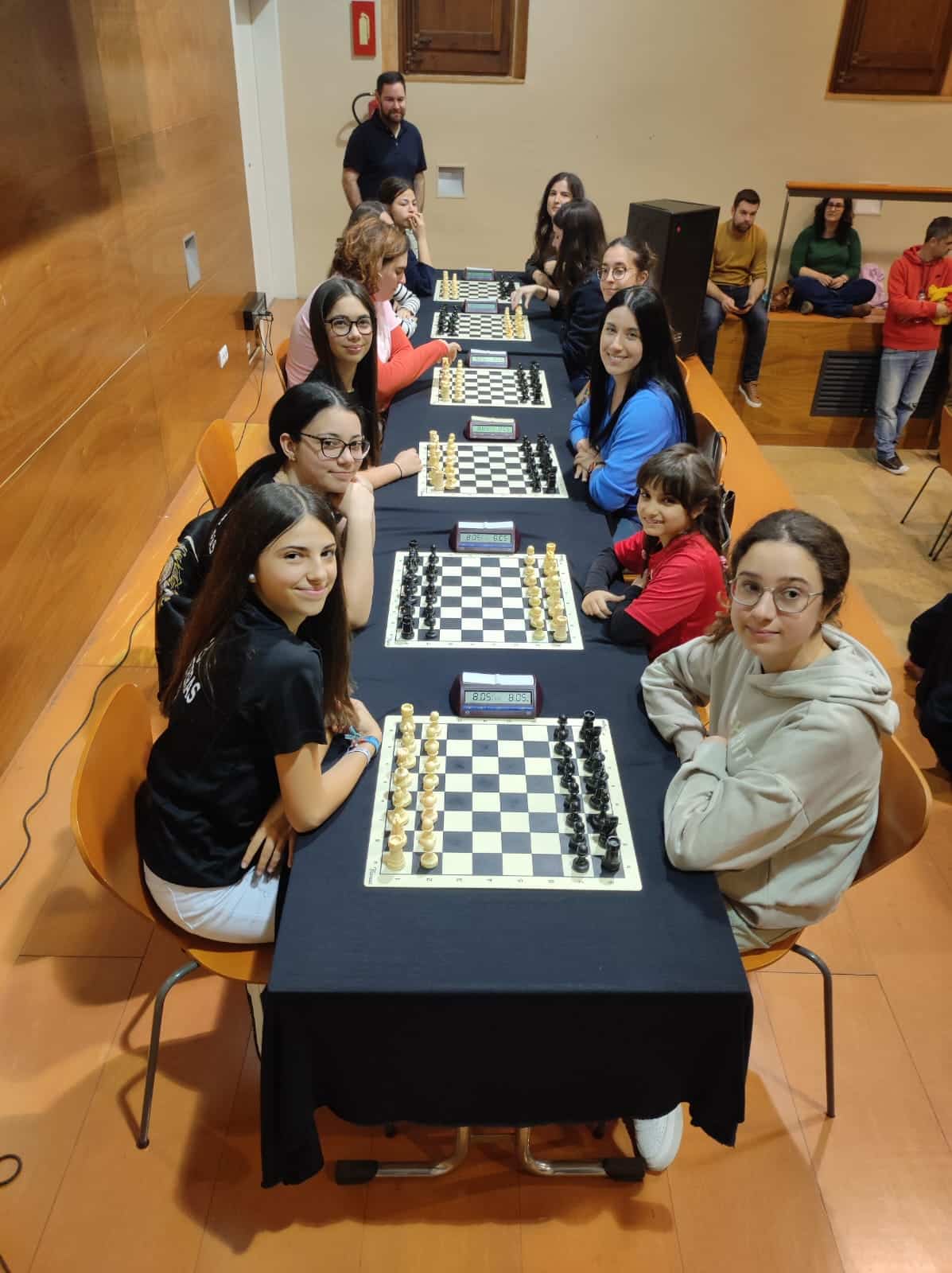 Equip femení del Club Dos Torres Sant Cugat jugant una ronda al Torneig Femení per Equips de Barberà 2025
