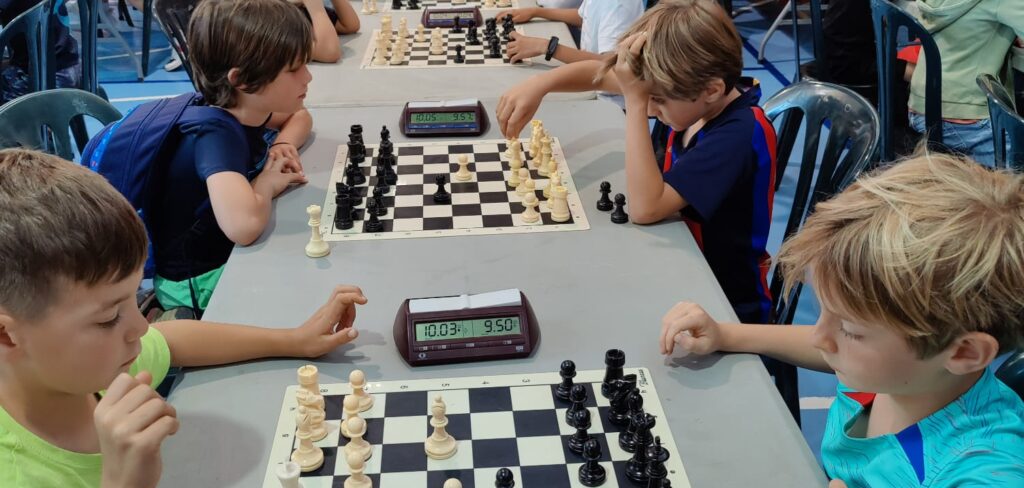 Nens jugant a escacs en equip, ordre de forces