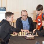 Jugadors del Dos Torres al campionat d'escacs de catalunya 2025 revisant partides
