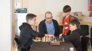 Jugadors del Dos Torres al campionat d'escacs de catalunya 2025 revisant partides