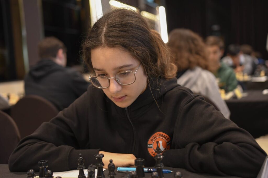Federica Collazo jugant al campionat de actalunya d'escacs 2025