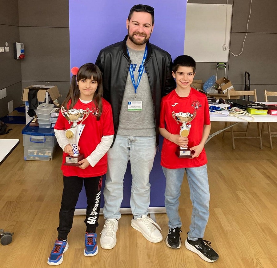 Laia Cid i Alexander Jiménez amb el seu entrenador Adrià, després d’assolir el podi Sub10 al Campionat de Barcelona d’Edats Actius 2025