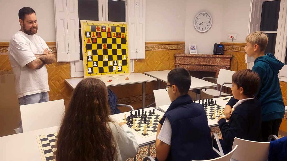 Escola d’escacs Dos Torres de Sant Cugat en funcionament