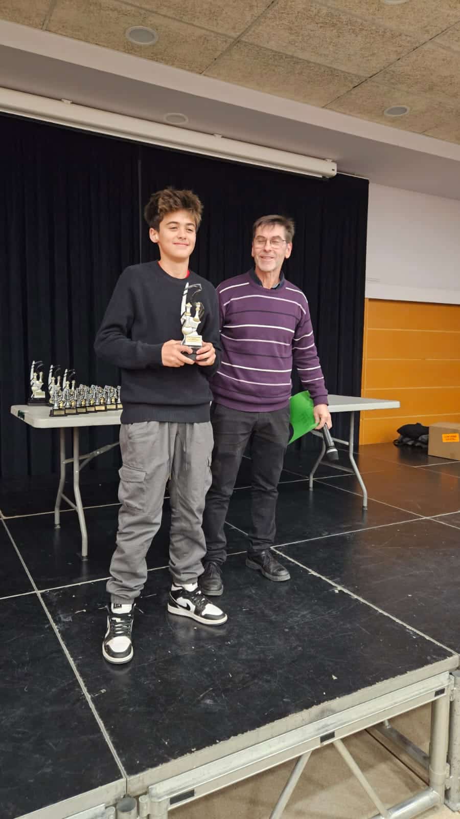 Marc Llorens rep el trofeu