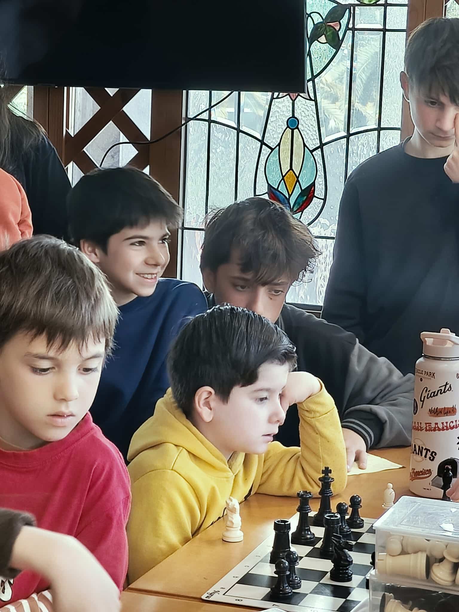 Finals Catalunya escacs jugadors del Dos Torres repassant partides