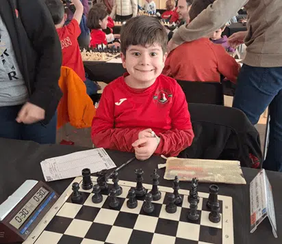 Nen petit aprenent a moure les peces d'escacs al Club d'Escacs Dos Torres Sant Cugat